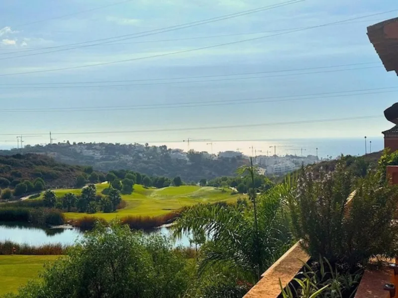 Discover your new home in Estepona! Enjoy stunning sea views from above. This charming three-story townhouse offers an ideal space to enjoy life on the Costa del Sol. With 240 m² built and 200 m² of living space, it features a private garage and additiona