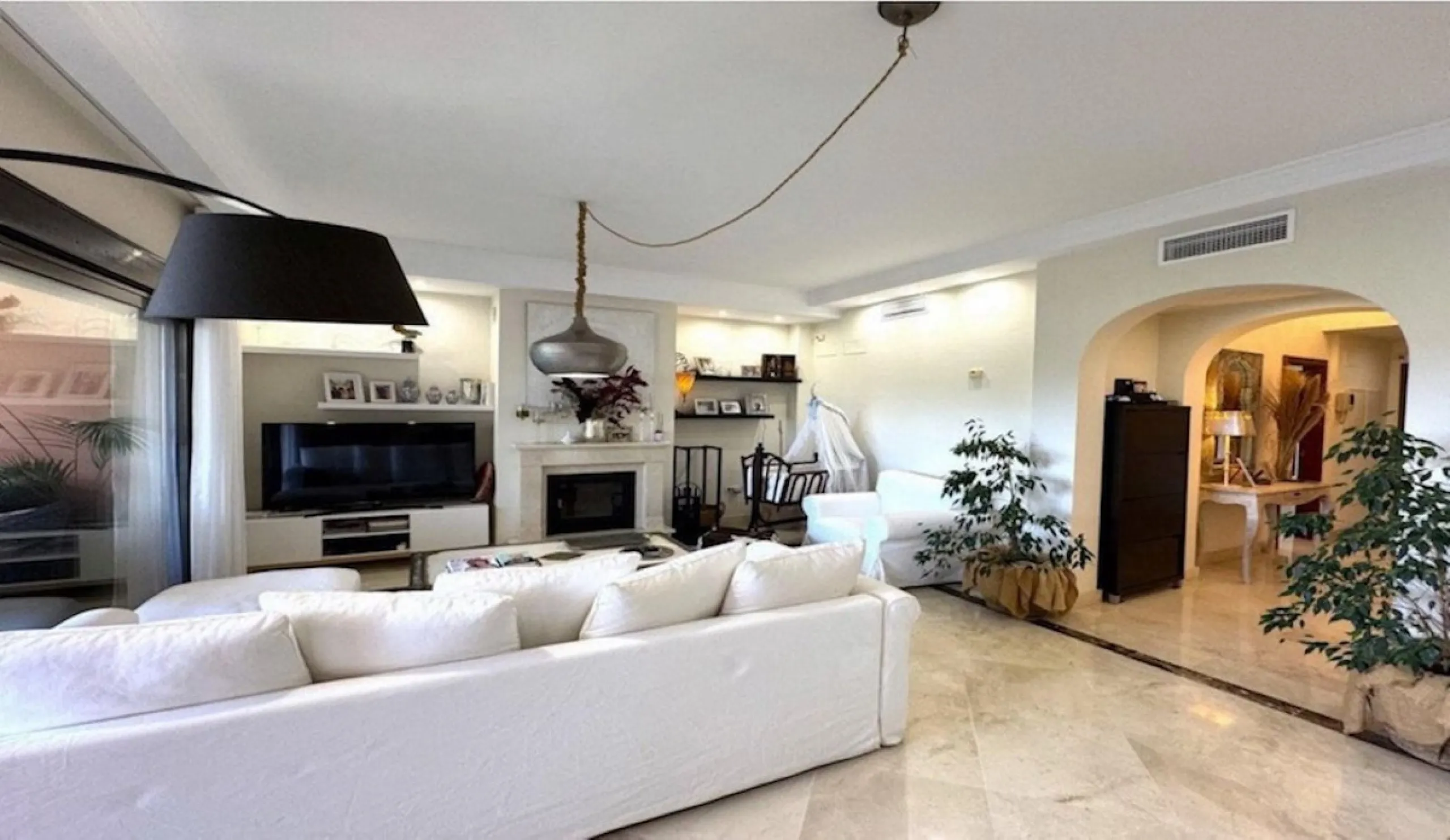Discover your new home in Estepona! Enjoy stunning sea views from above. This charming three-story townhouse offers an ideal space to enjoy life on the Costa del Sol. With 240 m² built and 200 m² of living space, it features a private garage and additiona