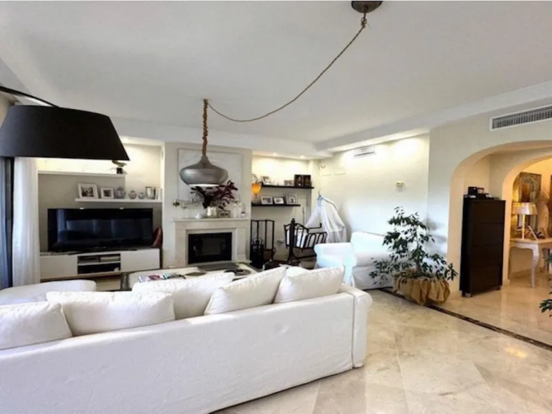 Discover your new home in Estepona! Enjoy stunning sea views from above. This charming three-story townhouse offers an ideal space to enjoy life on the Costa del Sol. With 240 m² built and 200 m² of living space, it features a private garage and additiona