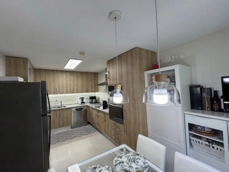 Discover your new home in Estepona! Enjoy stunning sea views from above. This charming three-story townhouse offers an ideal space to enjoy life on the Costa del Sol. With 240 m² built and 200 m² of living space, it features a private garage and additiona