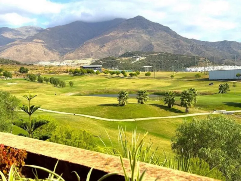 Discover your new home in Estepona! Enjoy stunning sea views from above. This charming three-story townhouse offers an ideal space to enjoy life on the Costa del Sol. With 240 m² built and 200 m² of living space, it features a private garage and additiona