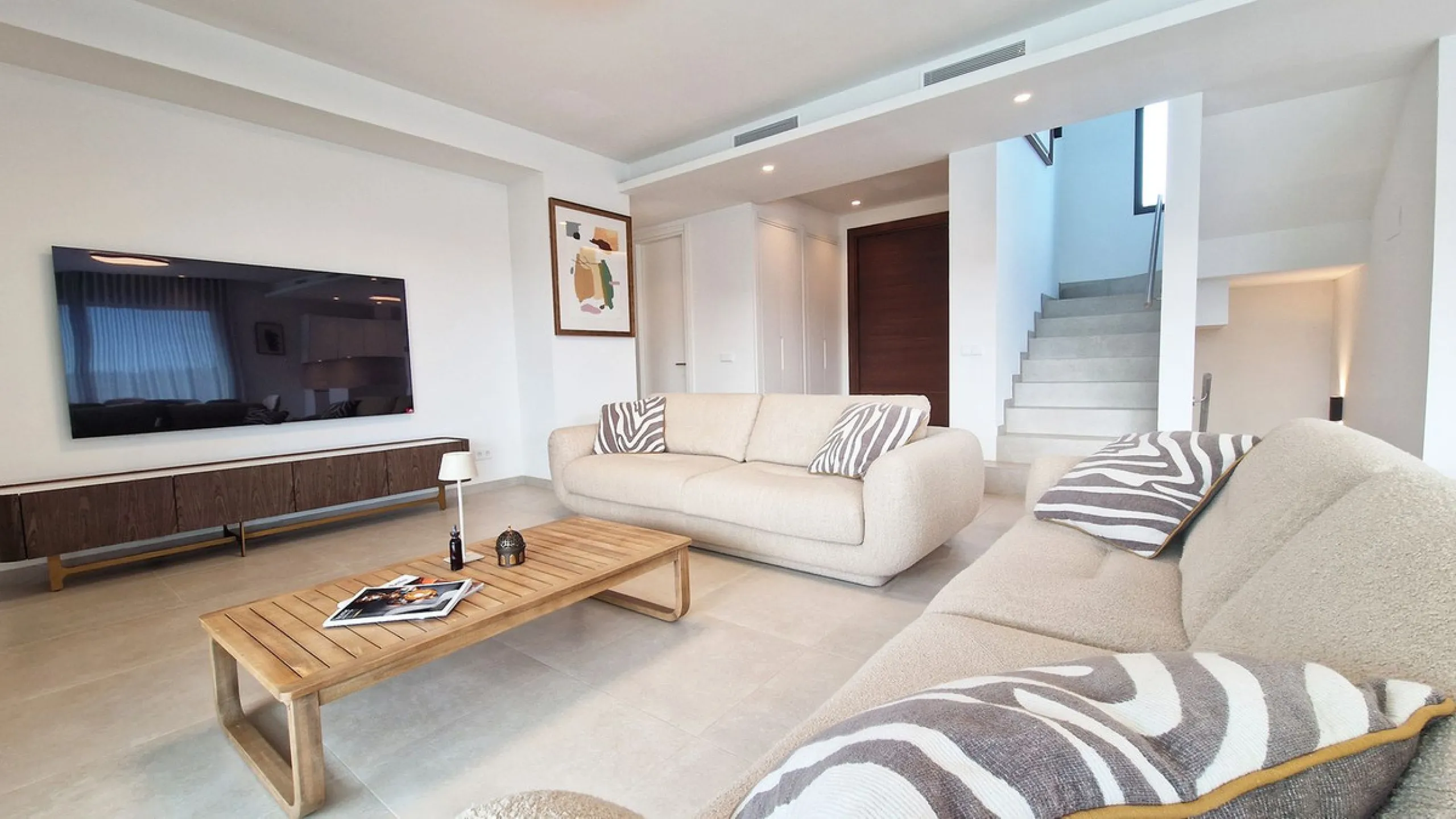 Fantastic key-ready La Cala Golf Villa for sale just a few minutes drive from La Cala golf course and beaches of Mijas Costa. The lovely village of La Cala is less than 10 minutes driving distance. This villa is built over 638 square meters. It has the or