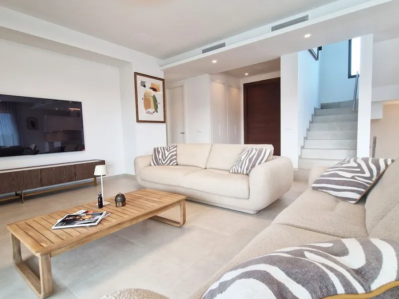 Fantastic key-ready La Cala Golf Villa for sale just a few minutes drive from La Cala golf course and beaches of Mijas Costa. The lovely village of La Cala is less than 10 minutes driving distance. This villa is built over 638 square meters. It has the or