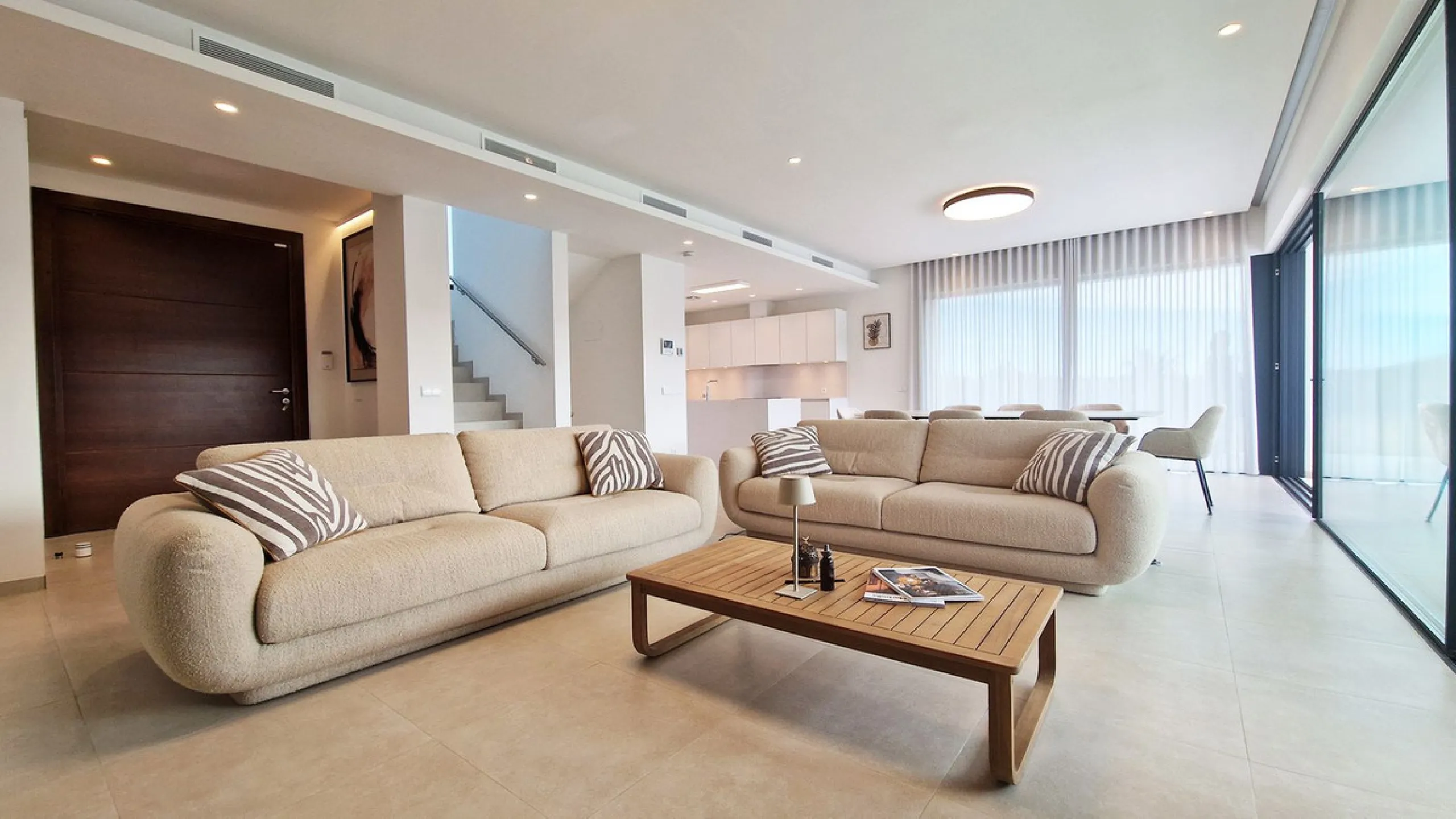 Fantastic key-ready La Cala Golf Villa for sale just a few minutes drive from La Cala golf course and beaches of Mijas Costa. The lovely village of La Cala is less than 10 minutes driving distance. This villa is built over 638 square meters. It has the or