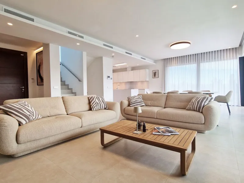 Fantastic key-ready La Cala Golf Villa for sale just a few minutes drive from La Cala golf course and beaches of Mijas Costa. The lovely village of La Cala is less than 10 minutes driving distance. This villa is built over 638 square meters. It has the or