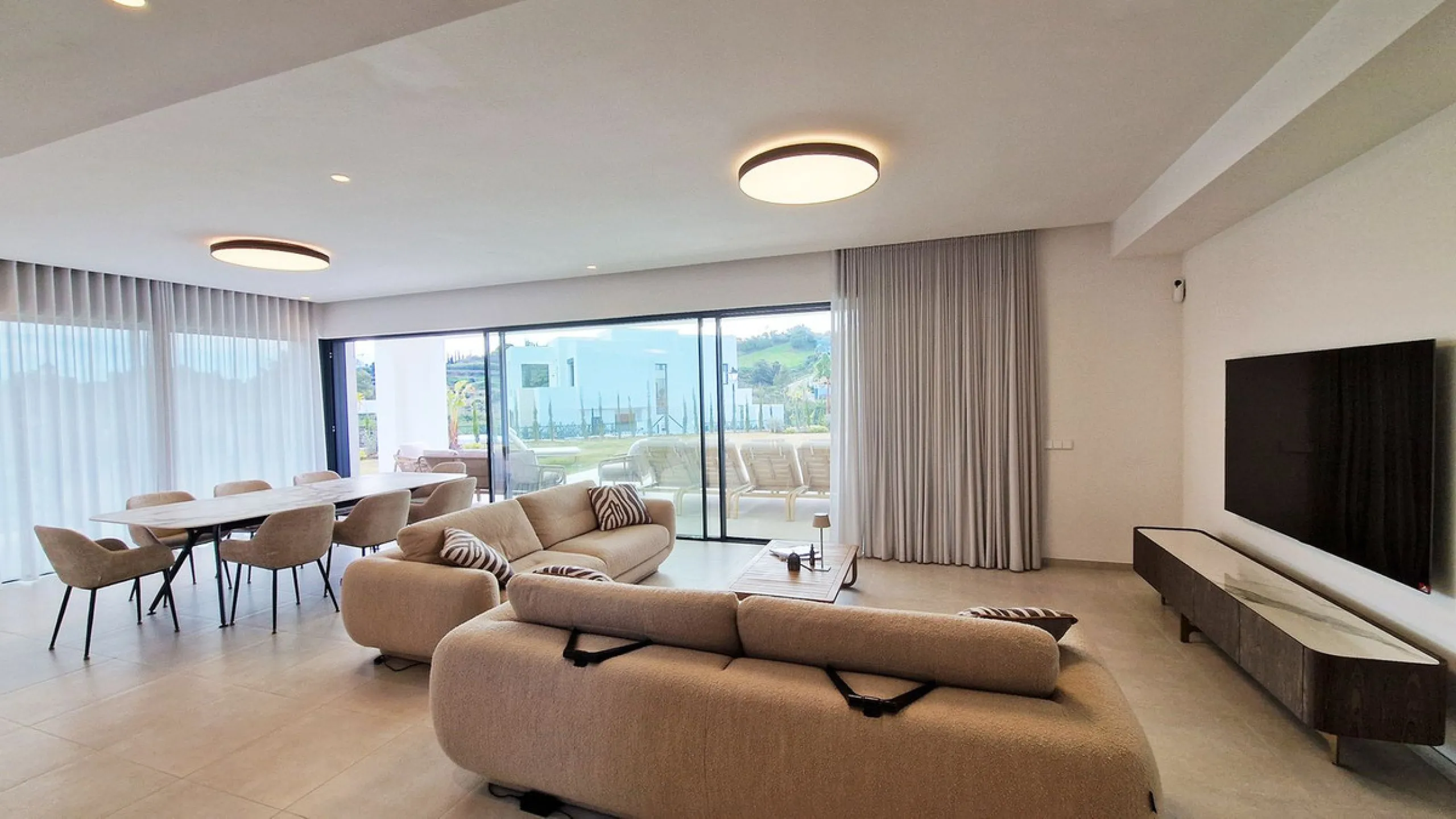 Fantastic key-ready La Cala Golf Villa for sale just a few minutes drive from La Cala golf course and beaches of Mijas Costa. The lovely village of La Cala is less than 10 minutes driving distance. This villa is built over 638 square meters. It has the or