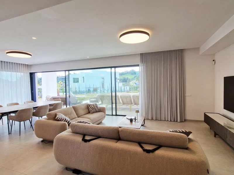 Fantastic key-ready La Cala Golf Villa for sale just a few minutes drive from La Cala golf course and beaches of Mijas Costa. The lovely village of La Cala is less than 10 minutes driving distance. This villa is built over 638 square meters. It has the or