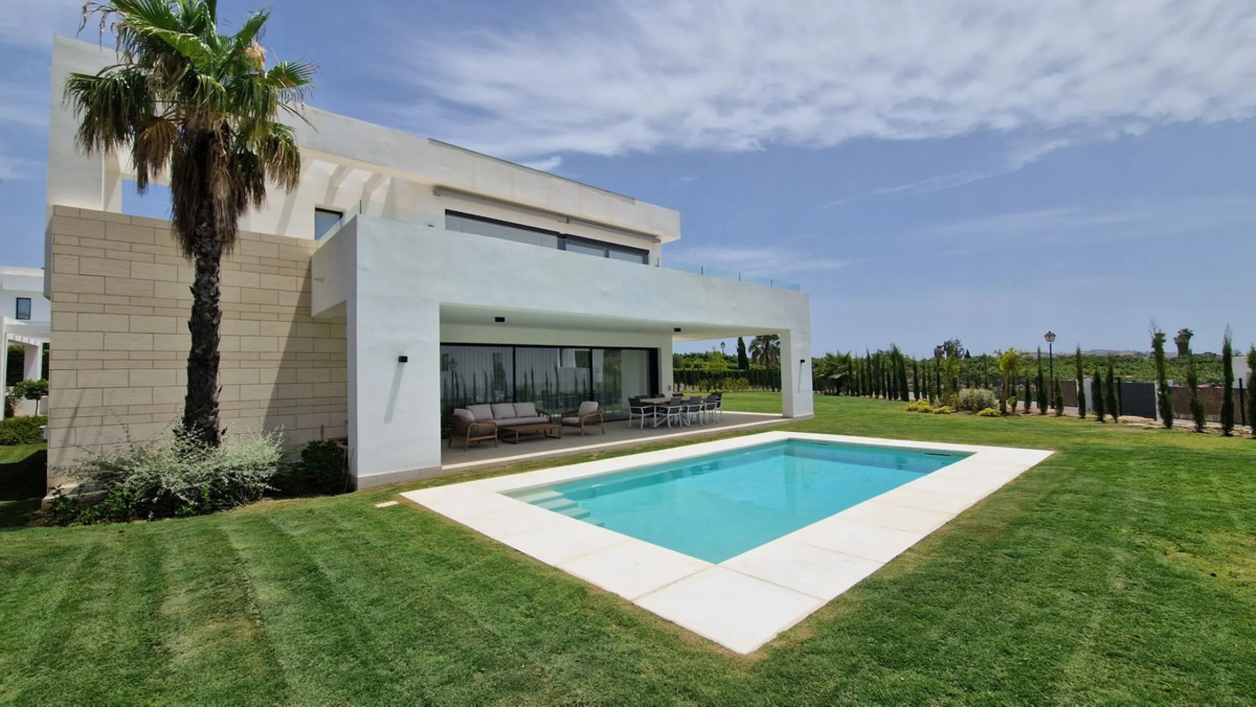 Fantastic key-ready La Cala Golf Villa for sale just a few minutes drive from La Cala golf course and beaches of Mijas Costa. The lovely village of La Cala is less than 10 minutes driving distance. This villa is built over 638 square meters. It has the or