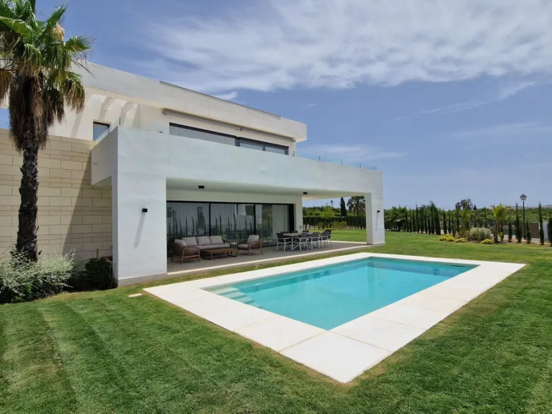 Fantastic key-ready La Cala Golf Villa for sale just a few minutes drive from La Cala golf course and beaches of Mijas Costa. The lovely village of La Cala is less than 10 minutes driving distance. This villa is built over 638 square meters. It has the or