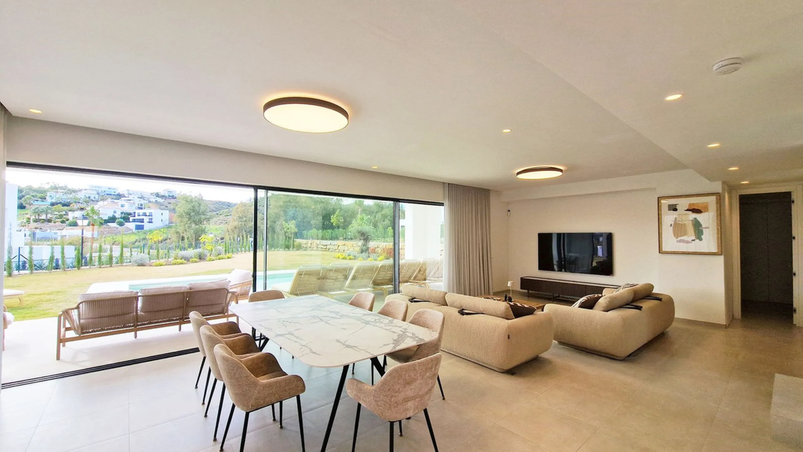 Fantastic key-ready La Cala Golf Villa for sale just a few minutes drive from La Cala golf course and beaches of Mijas Costa. The lovely village of La Cala is less than 10 minutes driving distance. This villa is built over 638 square meters. It has the or