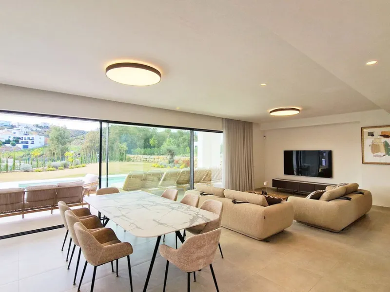 Fantastic key-ready La Cala Golf Villa for sale just a few minutes drive from La Cala golf course and beaches of Mijas Costa. The lovely village of La Cala is less than 10 minutes driving distance. This villa is built over 638 square meters. It has the or