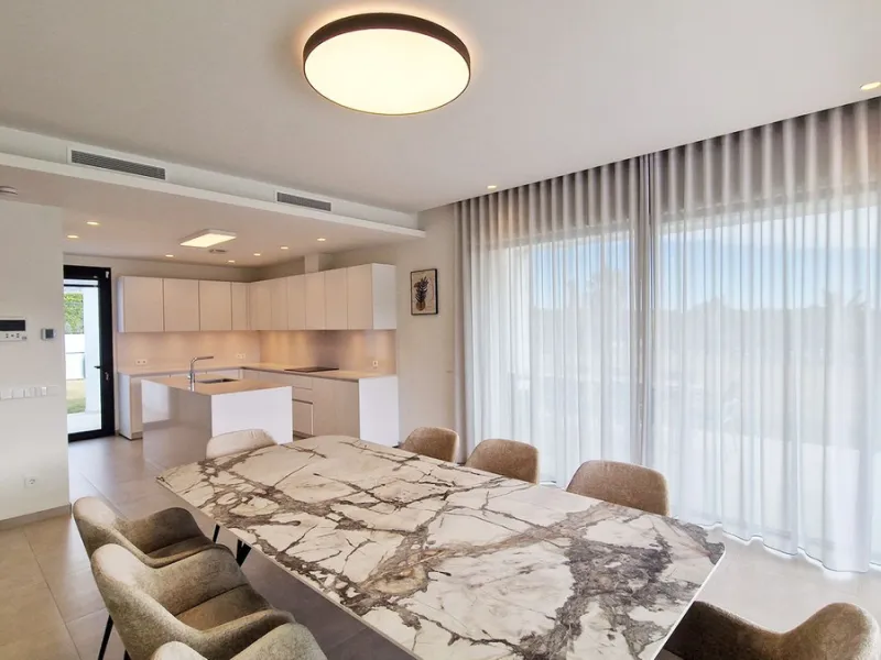 Fantastic key-ready La Cala Golf Villa for sale just a few minutes drive from La Cala golf course and beaches of Mijas Costa. The lovely village of La Cala is less than 10 minutes driving distance. This villa is built over 638 square meters. It has the or
