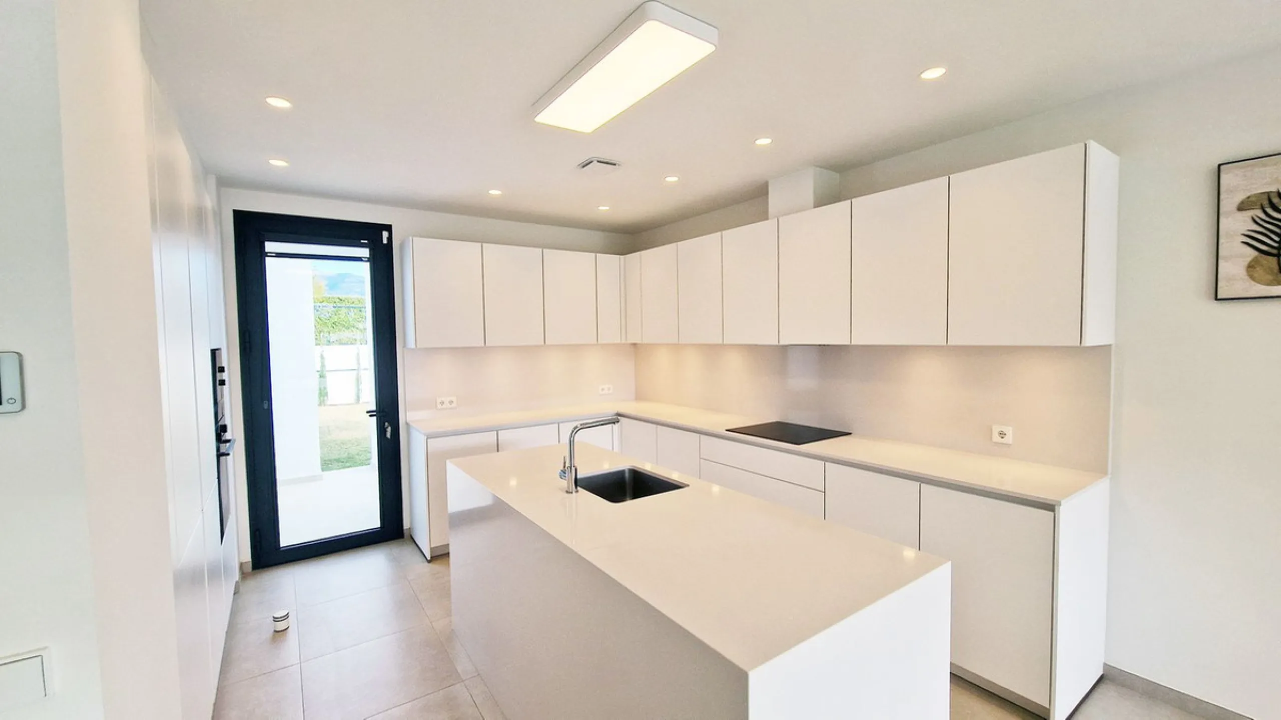 Fantastic key-ready La Cala Golf Villa for sale just a few minutes drive from La Cala golf course and beaches of Mijas Costa. The lovely village of La Cala is less than 10 minutes driving distance. This villa is built over 638 square meters. It has the or