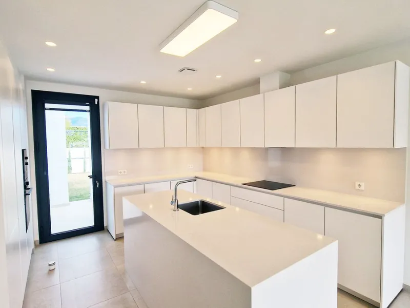 Fantastic key-ready La Cala Golf Villa for sale just a few minutes drive from La Cala golf course and beaches of Mijas Costa. The lovely village of La Cala is less than 10 minutes driving distance. This villa is built over 638 square meters. It has the or