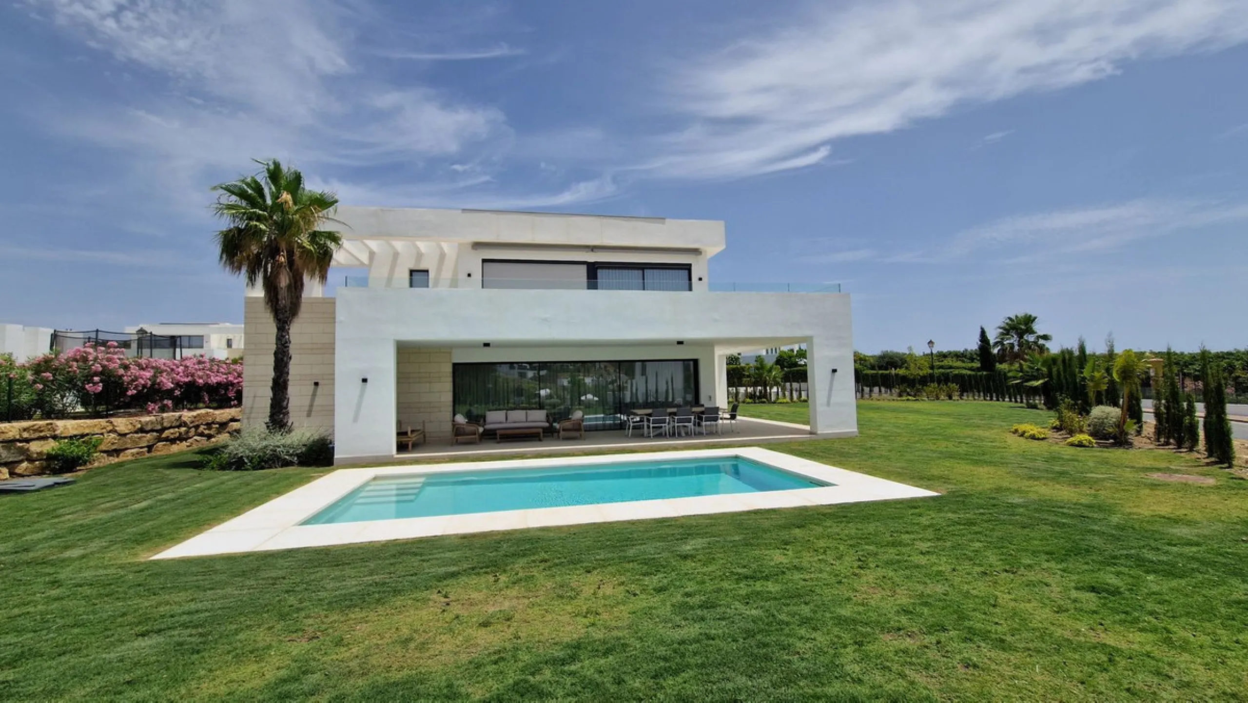 Fantastic key-ready La Cala Golf Villa for sale just a few minutes drive from La Cala golf course and beaches of Mijas Costa. The lovely village of La Cala is less than 10 minutes driving distance. This villa is built over 638 square meters. It has the or