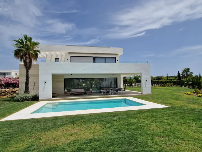 Fantastic key-ready La Cala Golf Villa for sale just a few minutes drive from La Cala golf course and beaches of Mijas Costa. The lovely village of La Cala is less than 10 minutes driving distance. This villa is built over 638 square meters. It has the or
