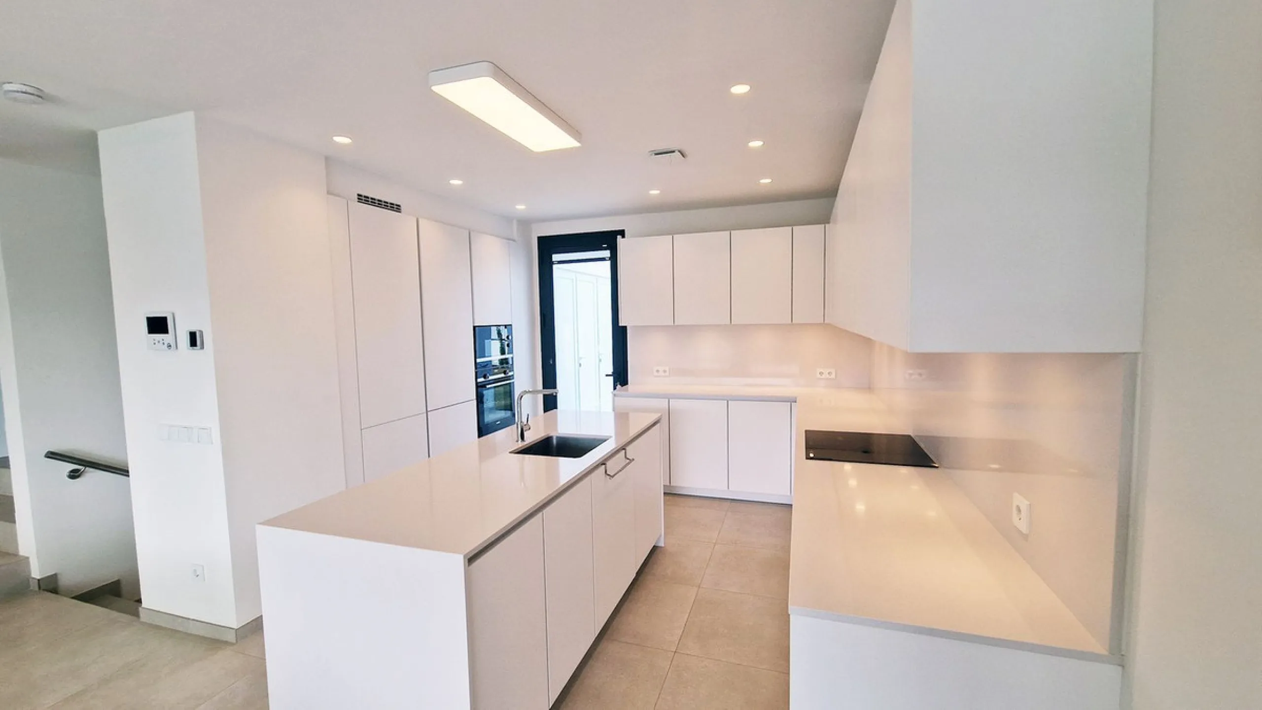 Fantastic key-ready La Cala Golf Villa for sale just a few minutes drive from La Cala golf course and beaches of Mijas Costa. The lovely village of La Cala is less than 10 minutes driving distance. This villa is built over 638 square meters. It has the or