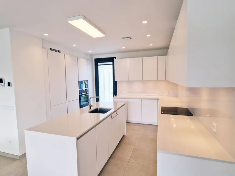 Fantastic key-ready La Cala Golf Villa for sale just a few minutes drive from La Cala golf course and beaches of Mijas Costa. The lovely village of La Cala is less than 10 minutes driving distance. This villa is built over 638 square meters. It has the or