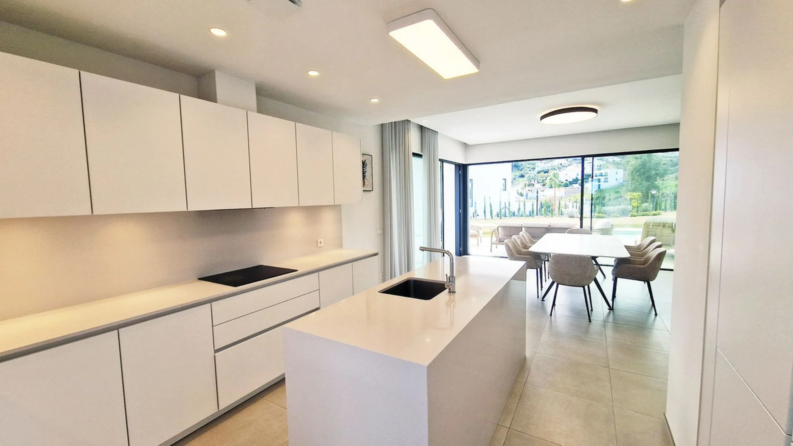 Fantastic key-ready La Cala Golf Villa for sale just a few minutes drive from La Cala golf course and beaches of Mijas Costa. The lovely village of La Cala is less than 10 minutes driving distance. This villa is built over 638 square meters. It has the or