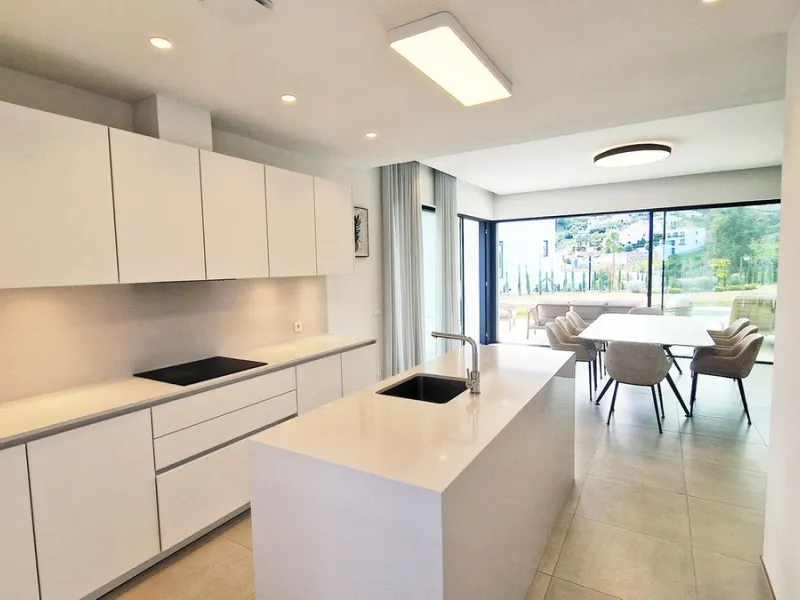 Fantastic key-ready La Cala Golf Villa for sale just a few minutes drive from La Cala golf course and beaches of Mijas Costa. The lovely village of La Cala is less than 10 minutes driving distance. This villa is built over 638 square meters. It has the or