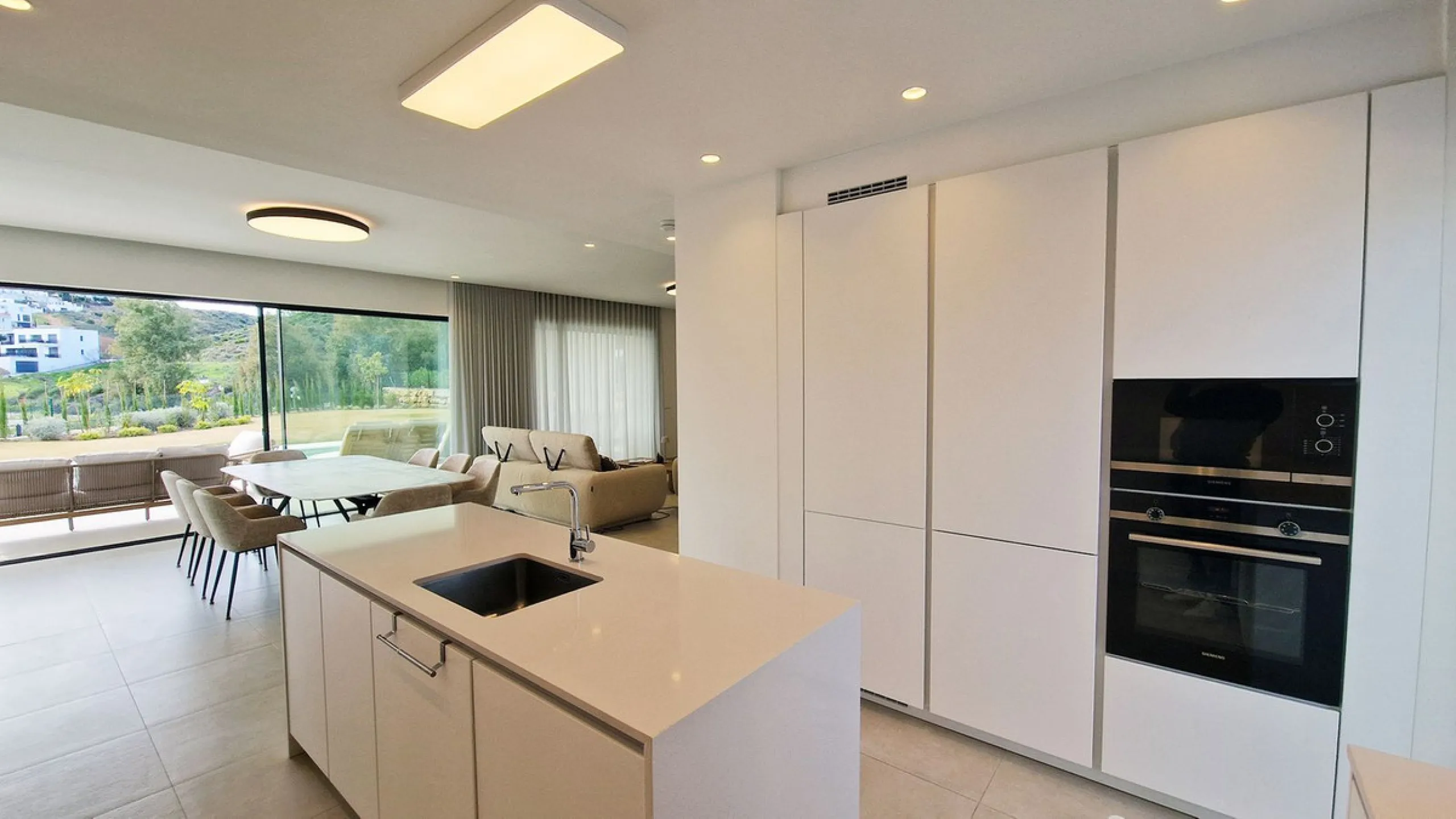 Fantastic key-ready La Cala Golf Villa for sale just a few minutes drive from La Cala golf course and beaches of Mijas Costa. The lovely village of La Cala is less than 10 minutes driving distance. This villa is built over 638 square meters. It has the or