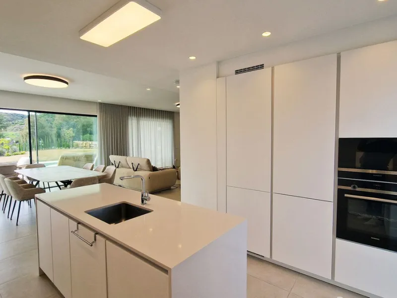 Fantastic key-ready La Cala Golf Villa for sale just a few minutes drive from La Cala golf course and beaches of Mijas Costa. The lovely village of La Cala is less than 10 minutes driving distance. This villa is built over 638 square meters. It has the or