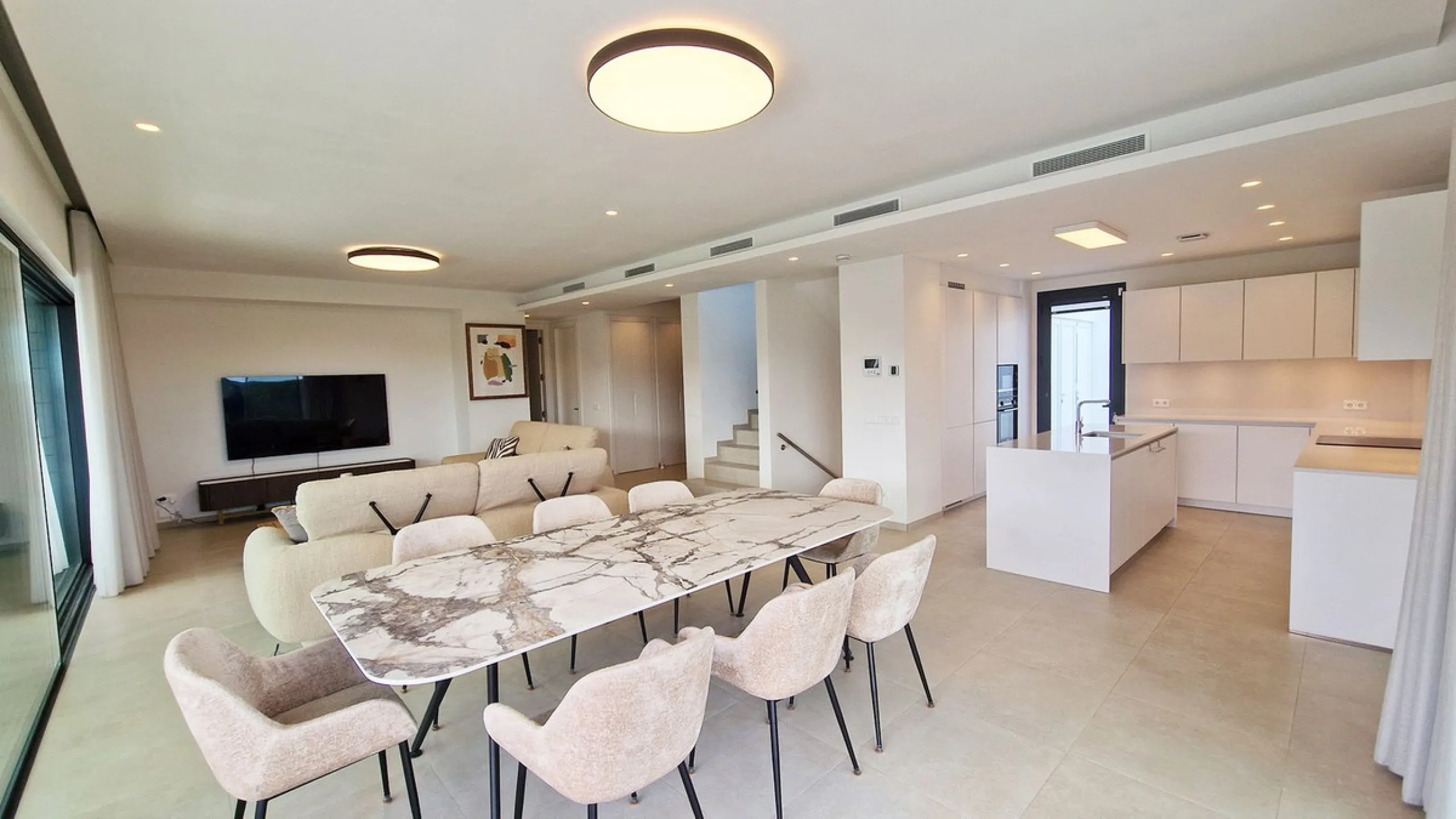 Fantastic key-ready La Cala Golf Villa for sale just a few minutes drive from La Cala golf course and beaches of Mijas Costa. The lovely village of La Cala is less than 10 minutes driving distance. This villa is built over 638 square meters. It has the or