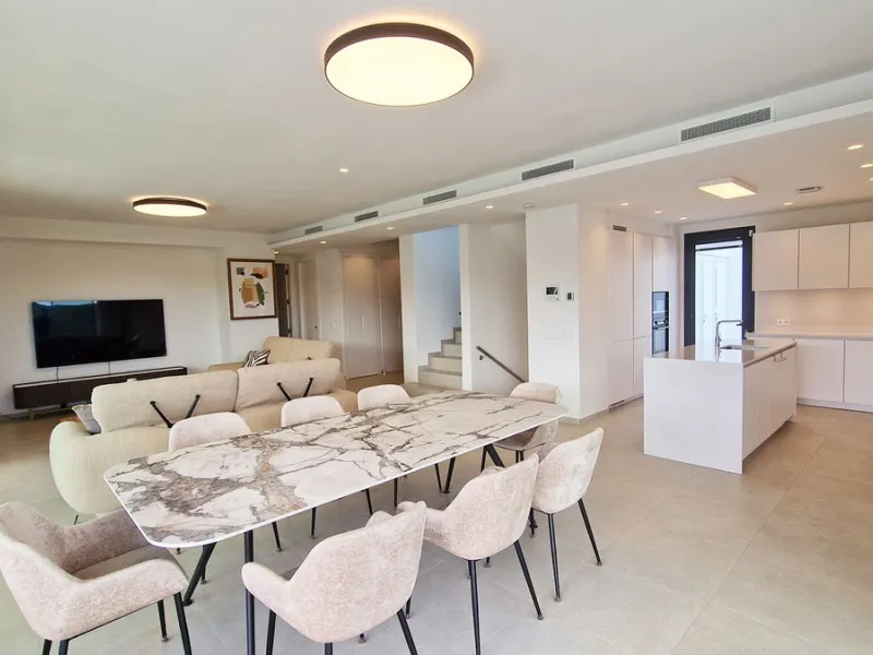 Fantastic key-ready La Cala Golf Villa for sale just a few minutes drive from La Cala golf course and beaches of Mijas Costa. The lovely village of La Cala is less than 10 minutes driving distance. This villa is built over 638 square meters. It has the or