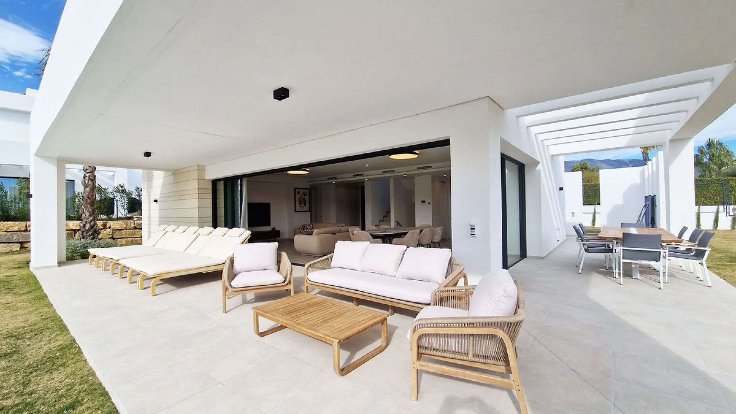 Fantastic key-ready La Cala Golf Villa for sale just a few minutes drive from La Cala golf course and beaches of Mijas Costa. The lovely village of La Cala is less than 10 minutes driving distance. This villa is built over 638 square meters. It has the or