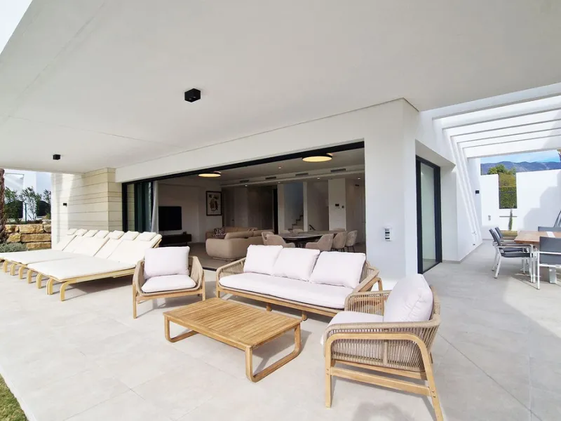 Fantastic key-ready La Cala Golf Villa for sale just a few minutes drive from La Cala golf course and beaches of Mijas Costa. The lovely village of La Cala is less than 10 minutes driving distance. This villa is built over 638 square meters. It has the or
