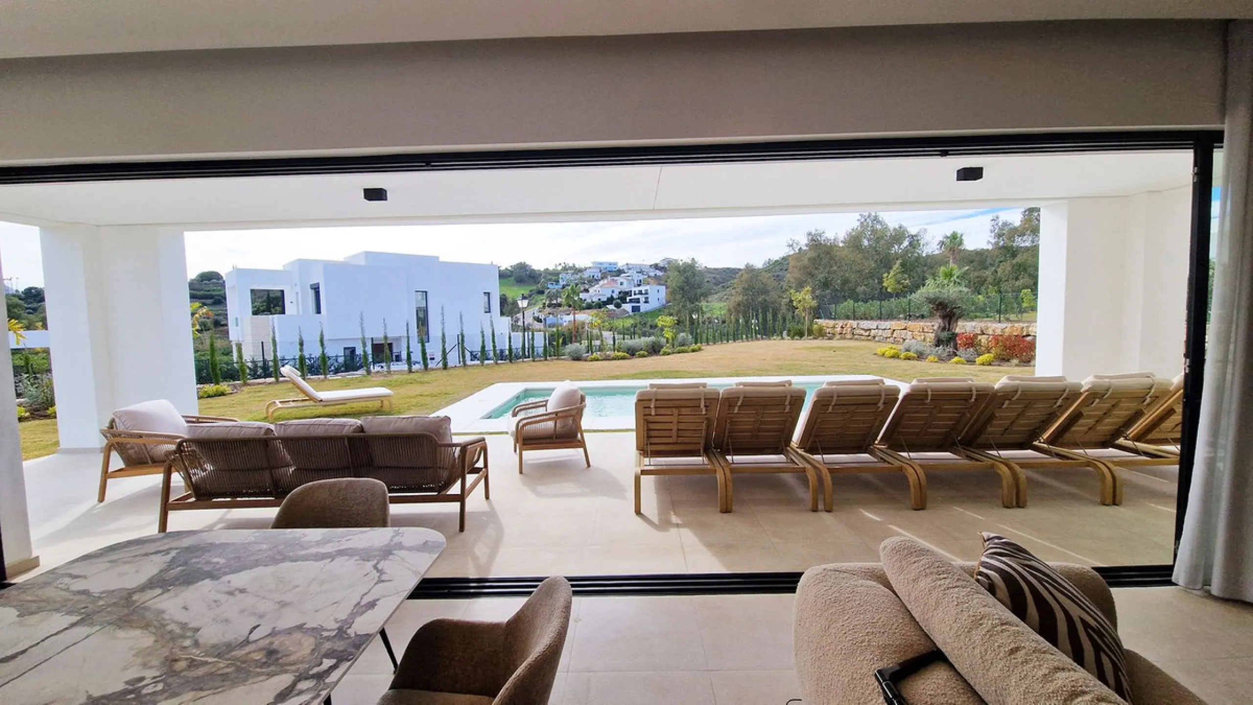 Fantastic key-ready La Cala Golf Villa for sale just a few minutes drive from La Cala golf course and beaches of Mijas Costa. The lovely village of La Cala is less than 10 minutes driving distance. This villa is built over 638 square meters. It has the or