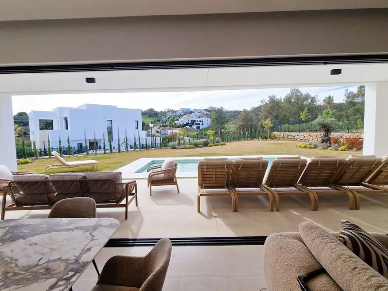 Fantastic key-ready La Cala Golf Villa for sale just a few minutes drive from La Cala golf course and beaches of Mijas Costa. The lovely village of La Cala is less than 10 minutes driving distance. This villa is built over 638 square meters. It has the or