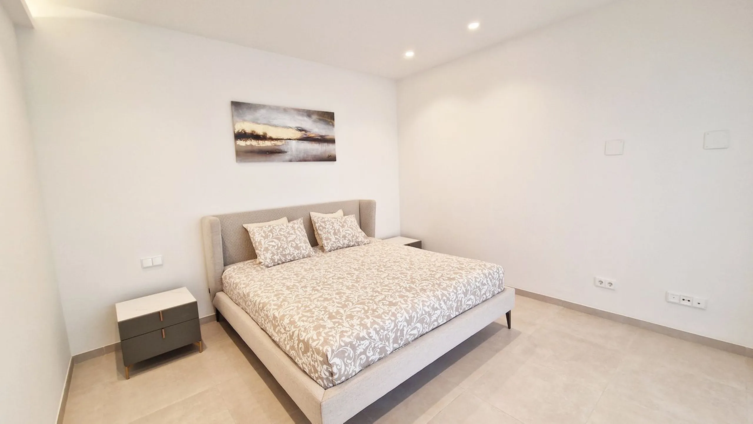 Fantastic key-ready La Cala Golf Villa for sale just a few minutes drive from La Cala golf course and beaches of Mijas Costa. The lovely village of La Cala is less than 10 minutes driving distance. This villa is built over 638 square meters. It has the or