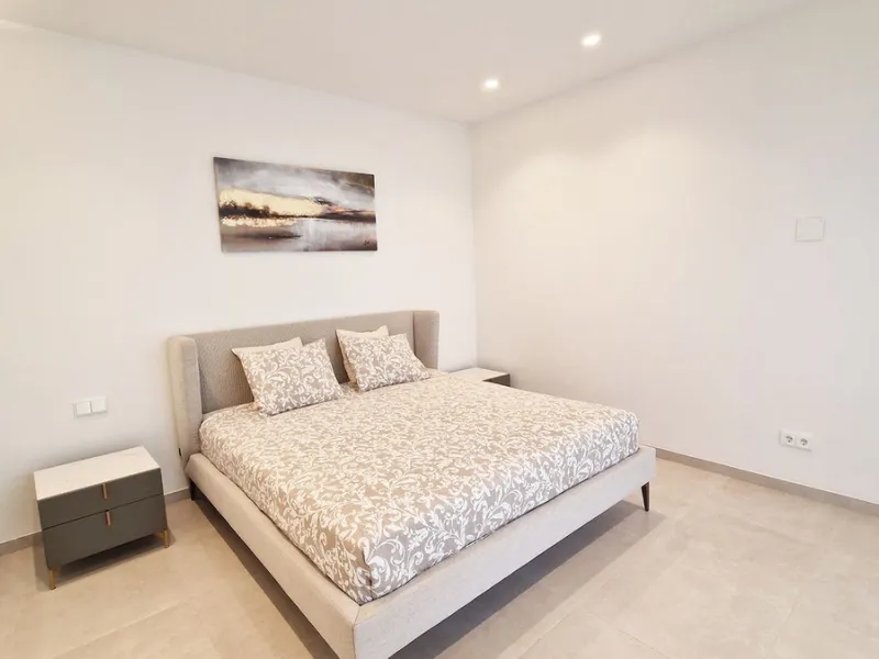Fantastic key-ready La Cala Golf Villa for sale just a few minutes drive from La Cala golf course and beaches of Mijas Costa. The lovely village of La Cala is less than 10 minutes driving distance. This villa is built over 638 square meters. It has the or