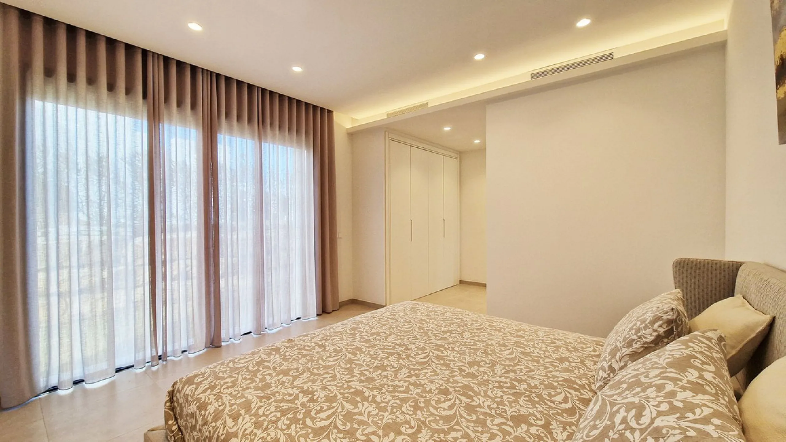 Fantastic key-ready La Cala Golf Villa for sale just a few minutes drive from La Cala golf course and beaches of Mijas Costa. The lovely village of La Cala is less than 10 minutes driving distance. This villa is built over 638 square meters. It has the or