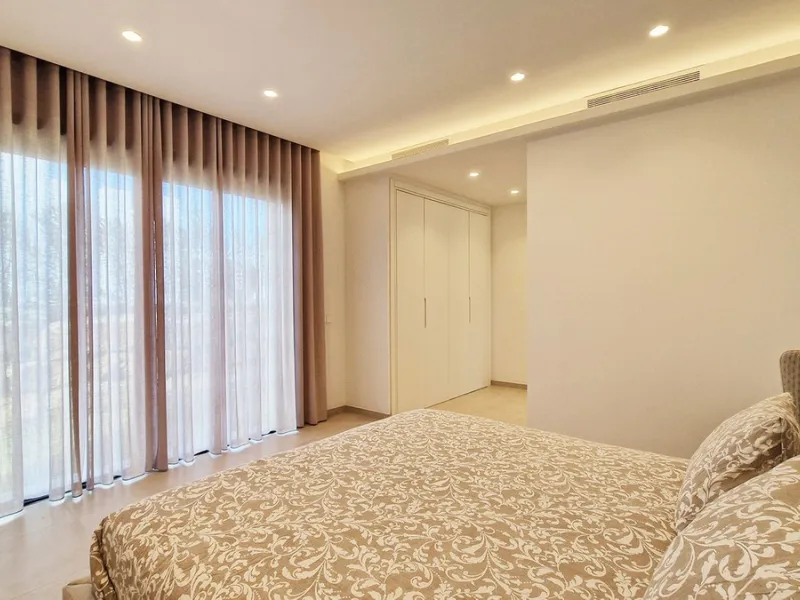 Fantastic key-ready La Cala Golf Villa for sale just a few minutes drive from La Cala golf course and beaches of Mijas Costa. The lovely village of La Cala is less than 10 minutes driving distance. This villa is built over 638 square meters. It has the or