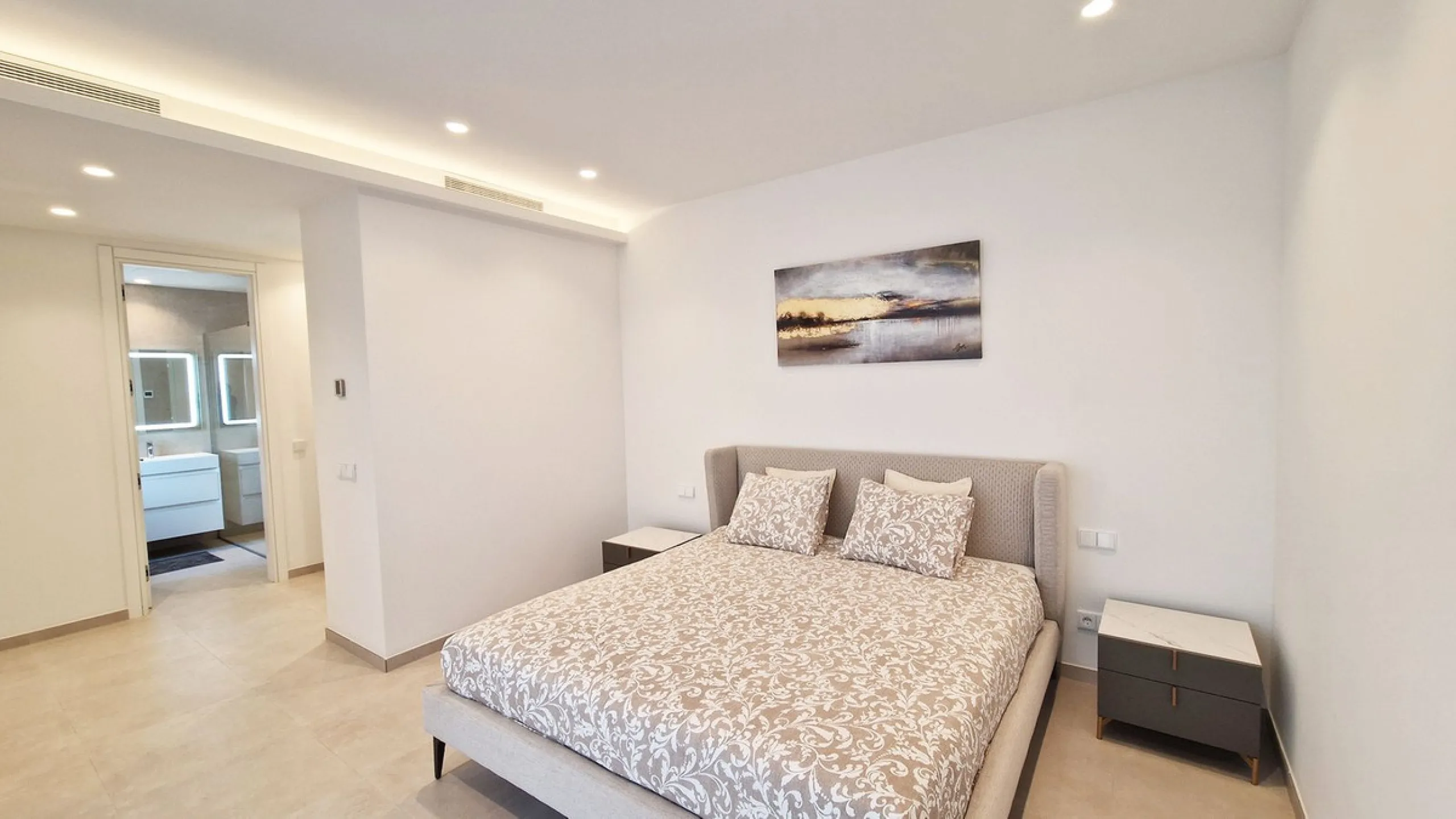 Fantastic key-ready La Cala Golf Villa for sale just a few minutes drive from La Cala golf course and beaches of Mijas Costa. The lovely village of La Cala is less than 10 minutes driving distance. This villa is built over 638 square meters. It has the or