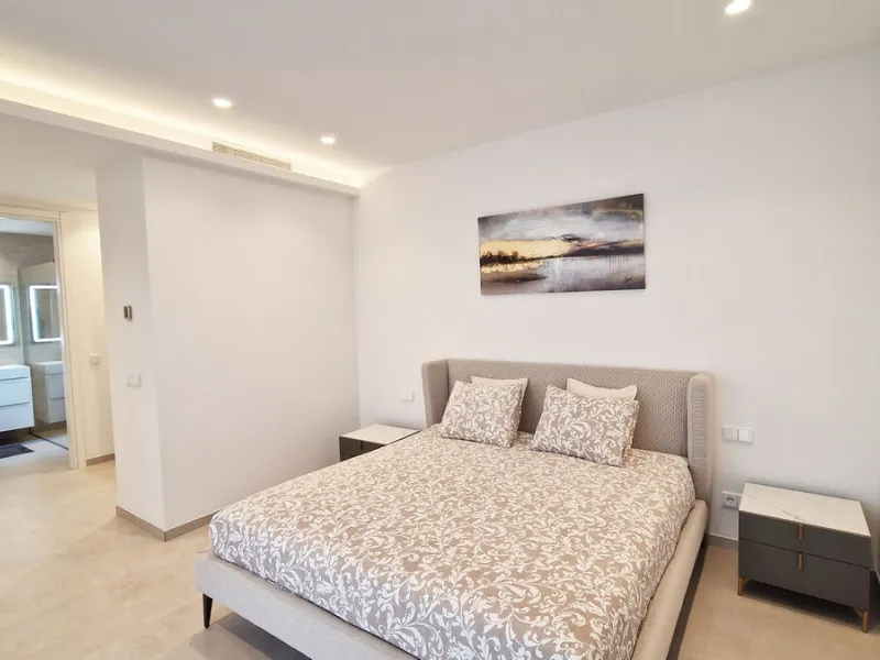 Fantastic key-ready La Cala Golf Villa for sale just a few minutes drive from La Cala golf course and beaches of Mijas Costa. The lovely village of La Cala is less than 10 minutes driving distance. This villa is built over 638 square meters. It has the or