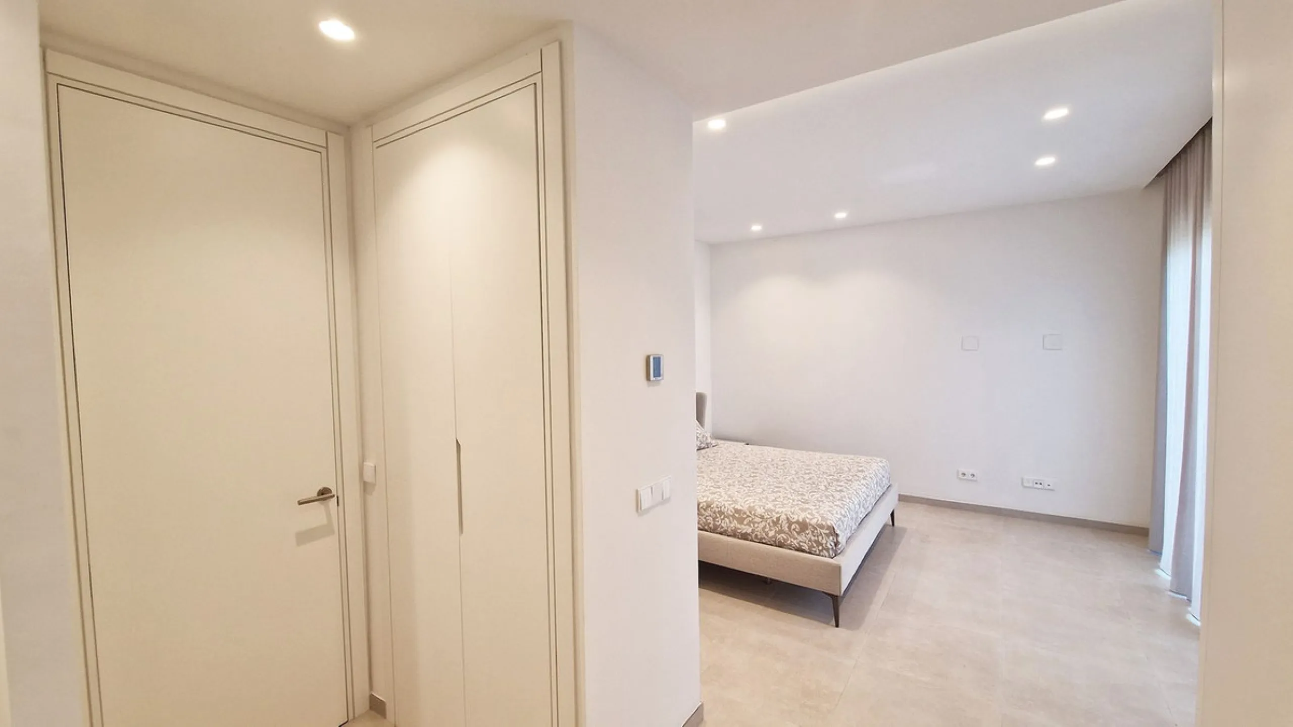 Fantastic key-ready La Cala Golf Villa for sale just a few minutes drive from La Cala golf course and beaches of Mijas Costa. The lovely village of La Cala is less than 10 minutes driving distance. This villa is built over 638 square meters. It has the or