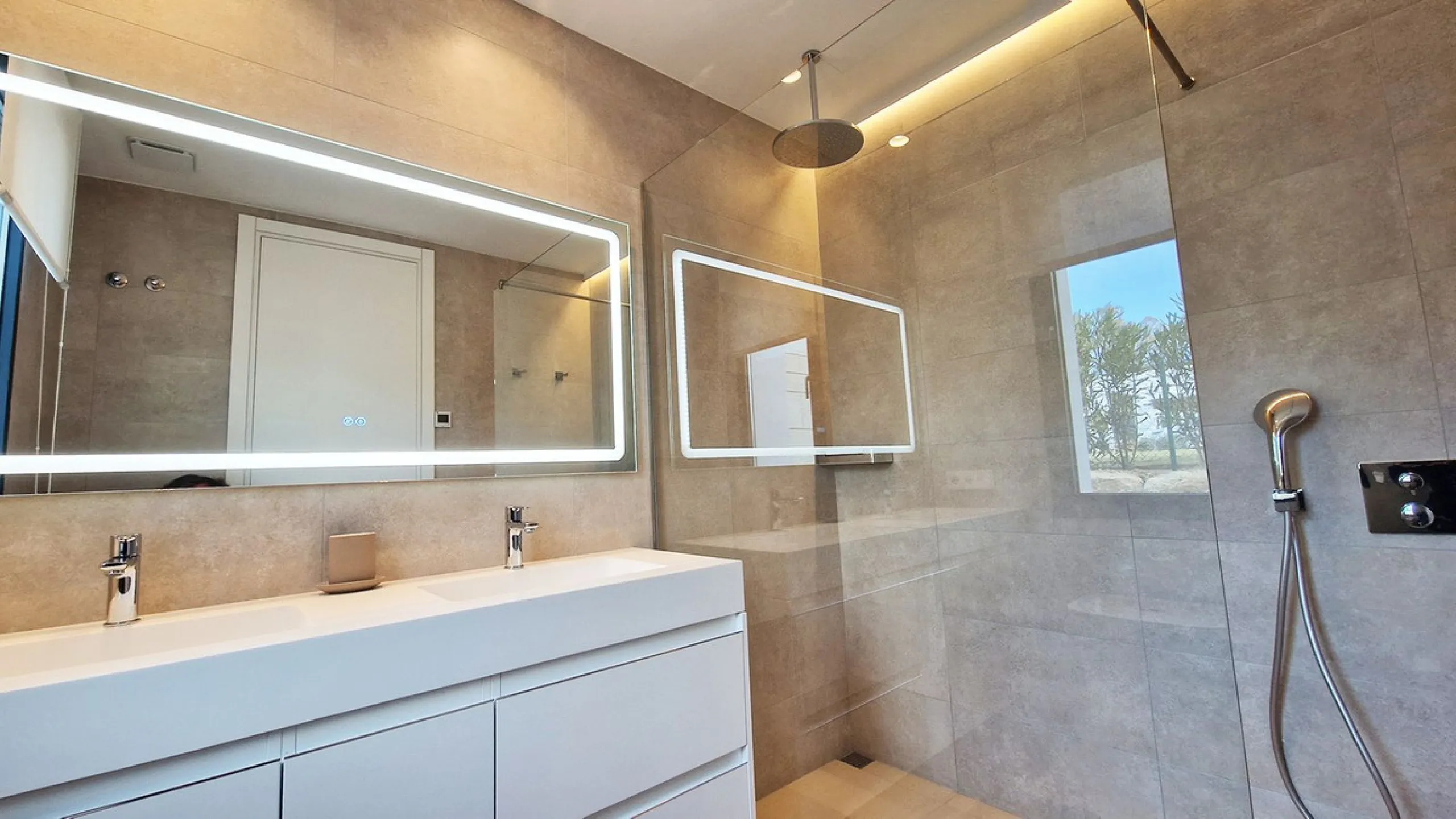 Fantastic key-ready La Cala Golf Villa for sale just a few minutes drive from La Cala golf course and beaches of Mijas Costa. The lovely village of La Cala is less than 10 minutes driving distance. This villa is built over 638 square meters. It has the or