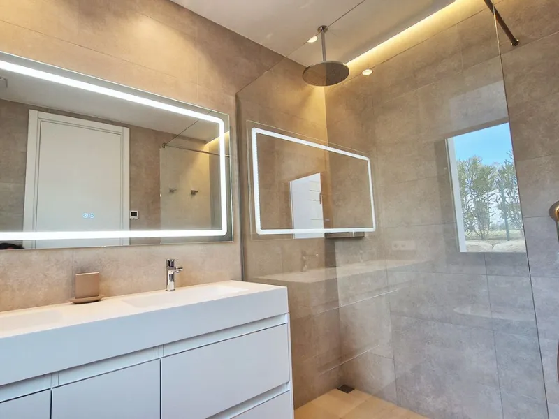 Fantastic key-ready La Cala Golf Villa for sale just a few minutes drive from La Cala golf course and beaches of Mijas Costa. The lovely village of La Cala is less than 10 minutes driving distance. This villa is built over 638 square meters. It has the or