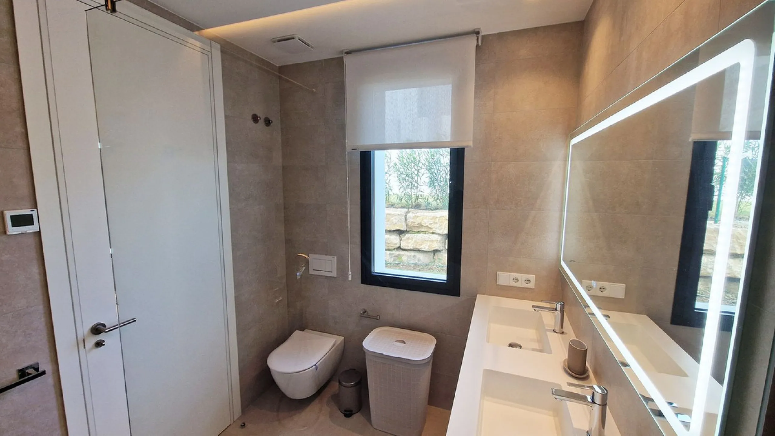 Fantastic key-ready La Cala Golf Villa for sale just a few minutes drive from La Cala golf course and beaches of Mijas Costa. The lovely village of La Cala is less than 10 minutes driving distance. This villa is built over 638 square meters. It has the or