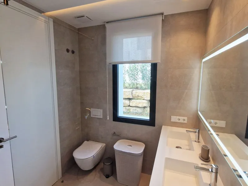 Fantastic key-ready La Cala Golf Villa for sale just a few minutes drive from La Cala golf course and beaches of Mijas Costa. The lovely village of La Cala is less than 10 minutes driving distance. This villa is built over 638 square meters. It has the or