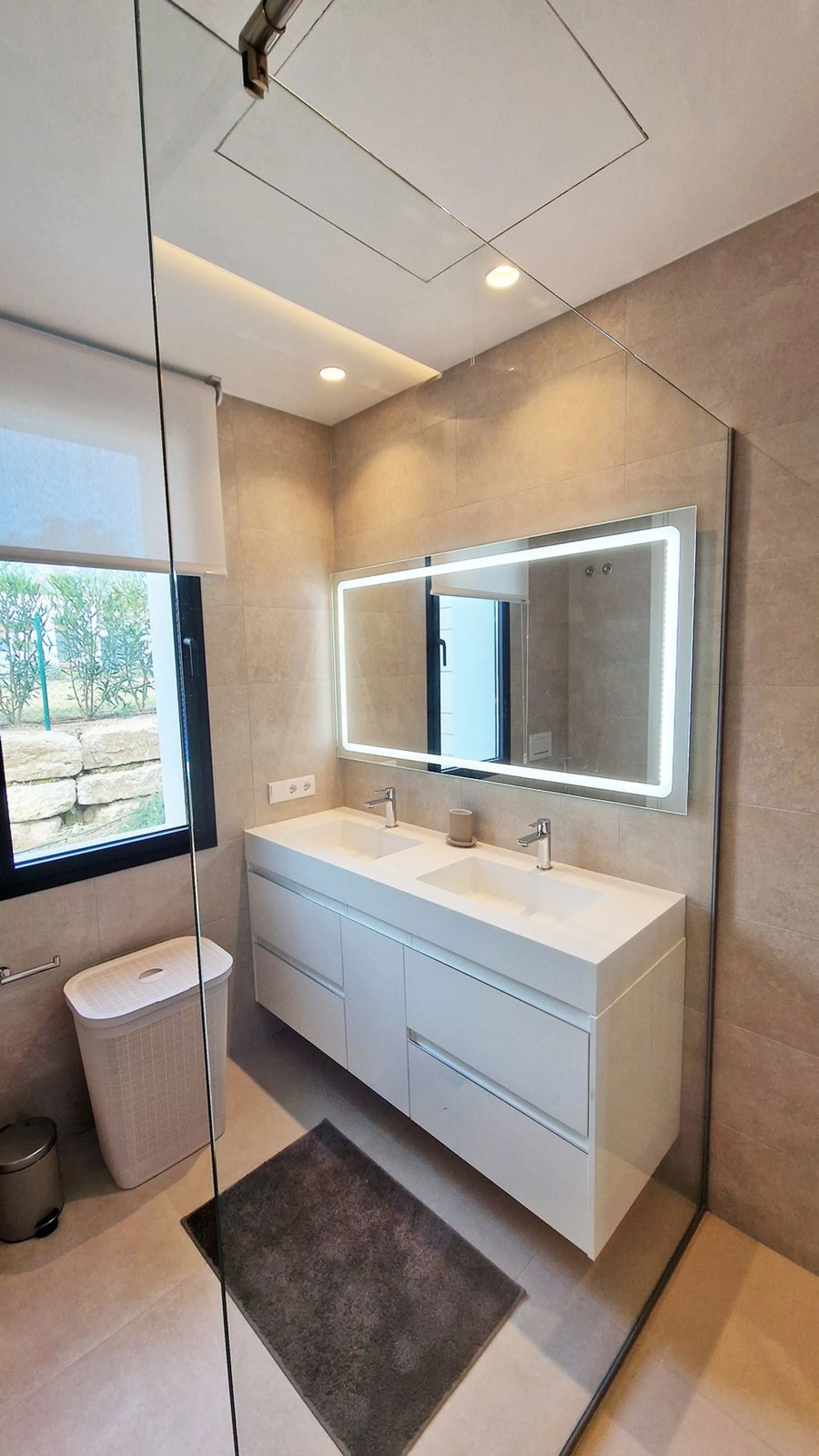 Fantastic key-ready La Cala Golf Villa for sale just a few minutes drive from La Cala golf course and beaches of Mijas Costa. The lovely village of La Cala is less than 10 minutes driving distance. This villa is built over 638 square meters. It has the or