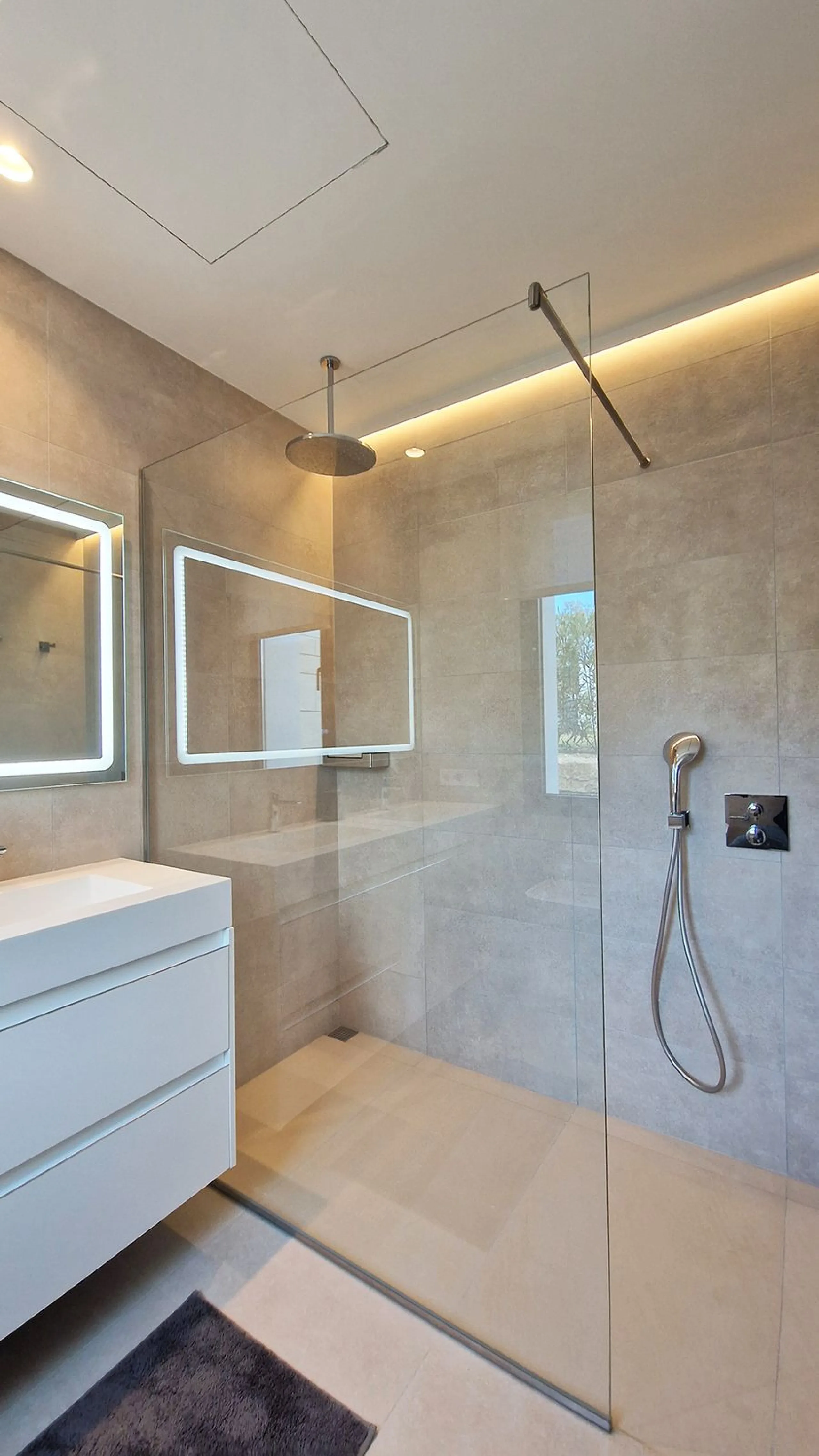 Fantastic key-ready La Cala Golf Villa for sale just a few minutes drive from La Cala golf course and beaches of Mijas Costa. The lovely village of La Cala is less than 10 minutes driving distance. This villa is built over 638 square meters. It has the or