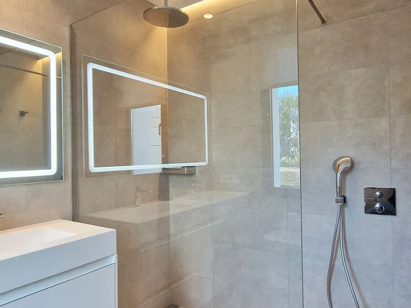 Fantastic key-ready La Cala Golf Villa for sale just a few minutes drive from La Cala golf course and beaches of Mijas Costa. The lovely village of La Cala is less than 10 minutes driving distance. This villa is built over 638 square meters. It has the or