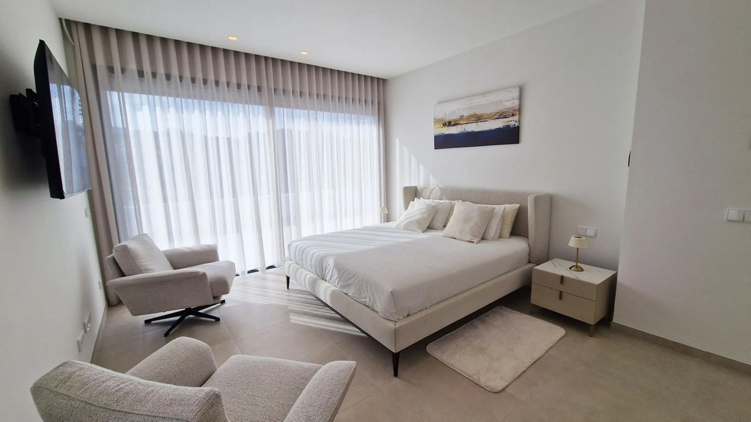 Fantastic key-ready La Cala Golf Villa for sale just a few minutes drive from La Cala golf course and beaches of Mijas Costa. The lovely village of La Cala is less than 10 minutes driving distance. This villa is built over 638 square meters. It has the or