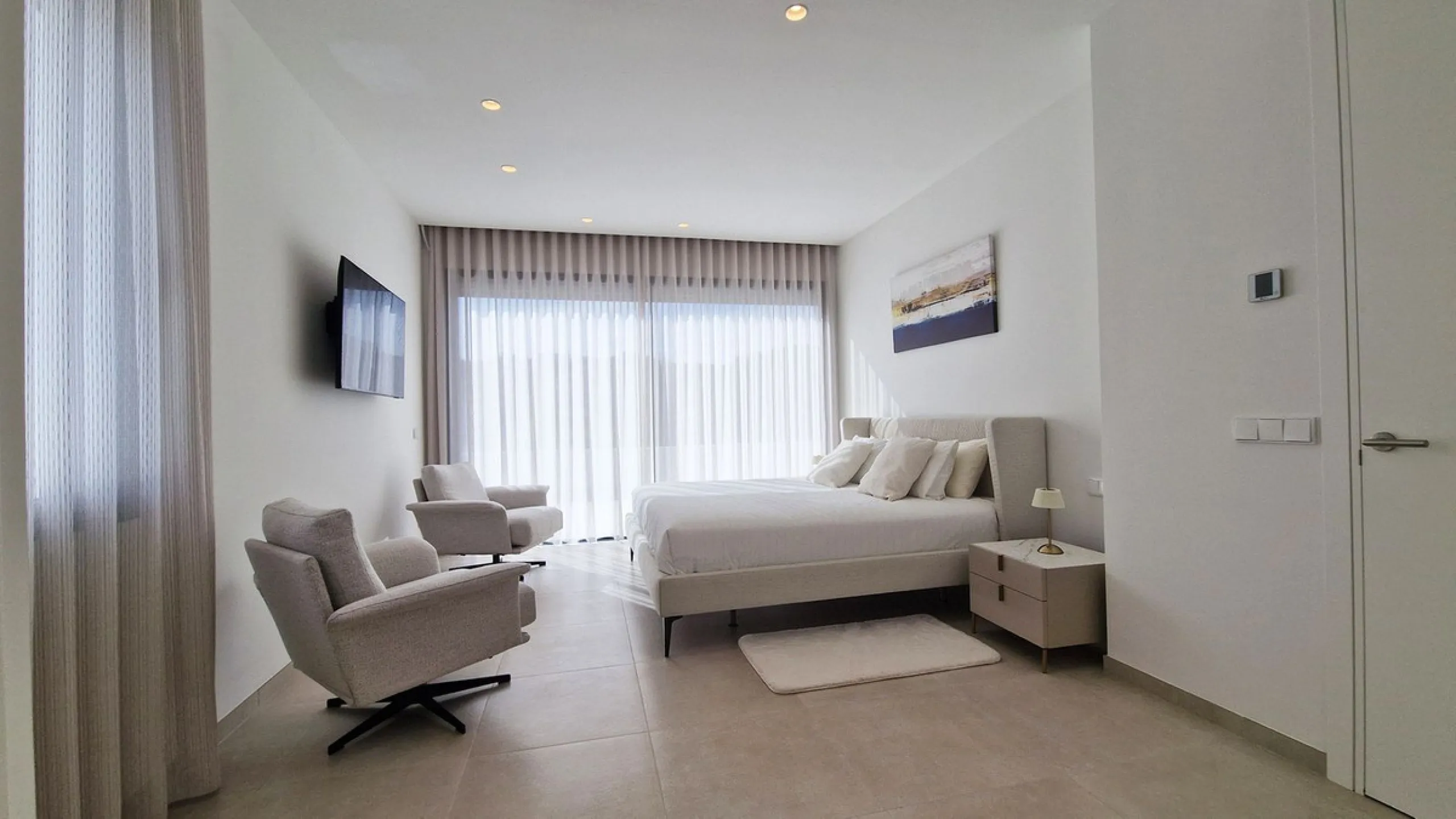 Fantastic key-ready La Cala Golf Villa for sale just a few minutes drive from La Cala golf course and beaches of Mijas Costa. The lovely village of La Cala is less than 10 minutes driving distance. This villa is built over 638 square meters. It has the or