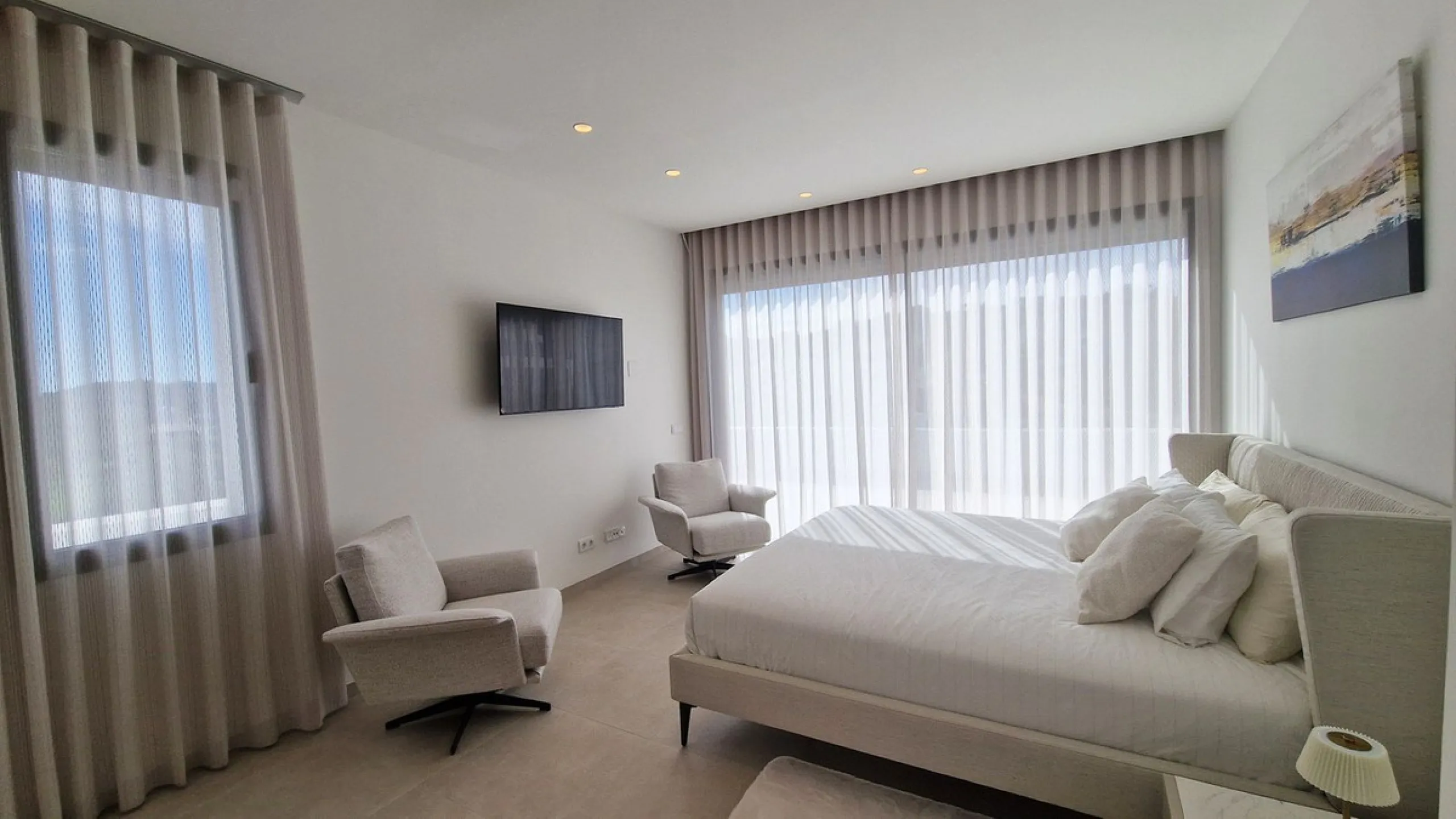 Fantastic key-ready La Cala Golf Villa for sale just a few minutes drive from La Cala golf course and beaches of Mijas Costa. The lovely village of La Cala is less than 10 minutes driving distance. This villa is built over 638 square meters. It has the or