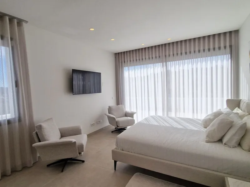 Fantastic key-ready La Cala Golf Villa for sale just a few minutes drive from La Cala golf course and beaches of Mijas Costa. The lovely village of La Cala is less than 10 minutes driving distance. This villa is built over 638 square meters. It has the or
